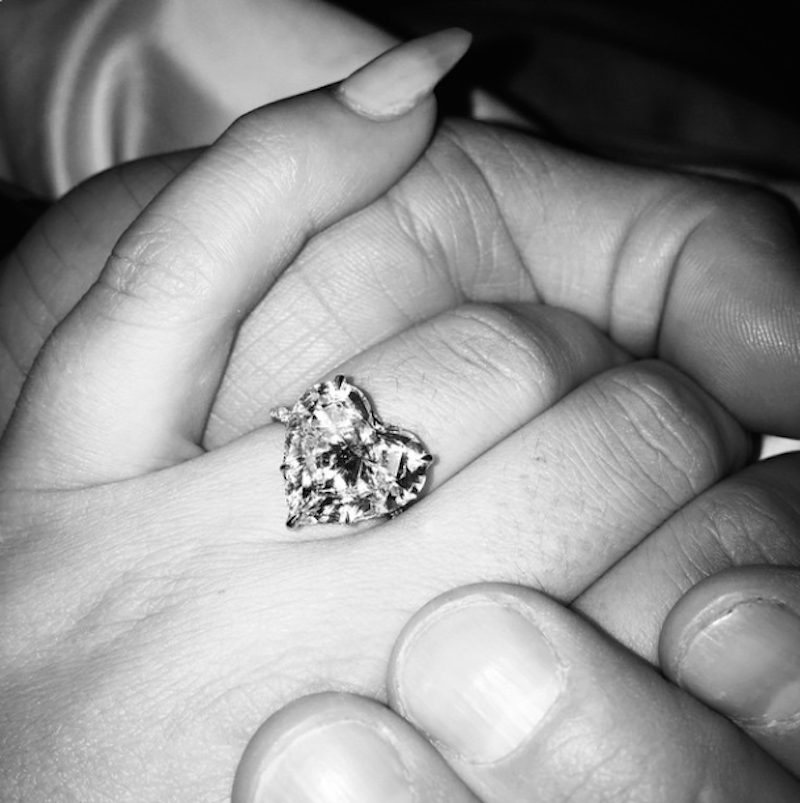 Lady Gaga se pochlubila prstenem.